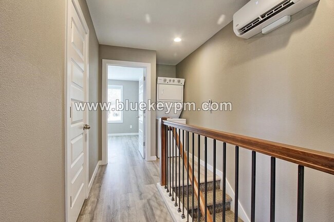 Building Photo - 2 Bed, 2.5 Bath Uptown Townhouse