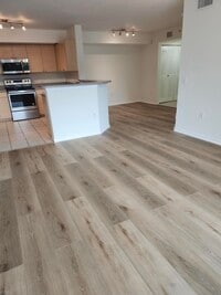 Building Photo - 1009 Villa Cir