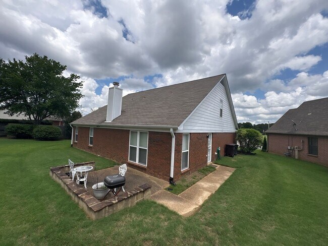 Building Photo - Beautiful 3 Bedroom 2 full bathroom home in Collierville