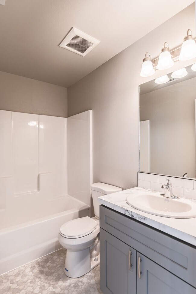Building Photo - 3 Bed, 2.5 Bath Duplex in Royal City