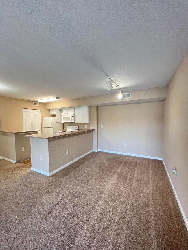 Building Photo - 181 SW Palm Dr