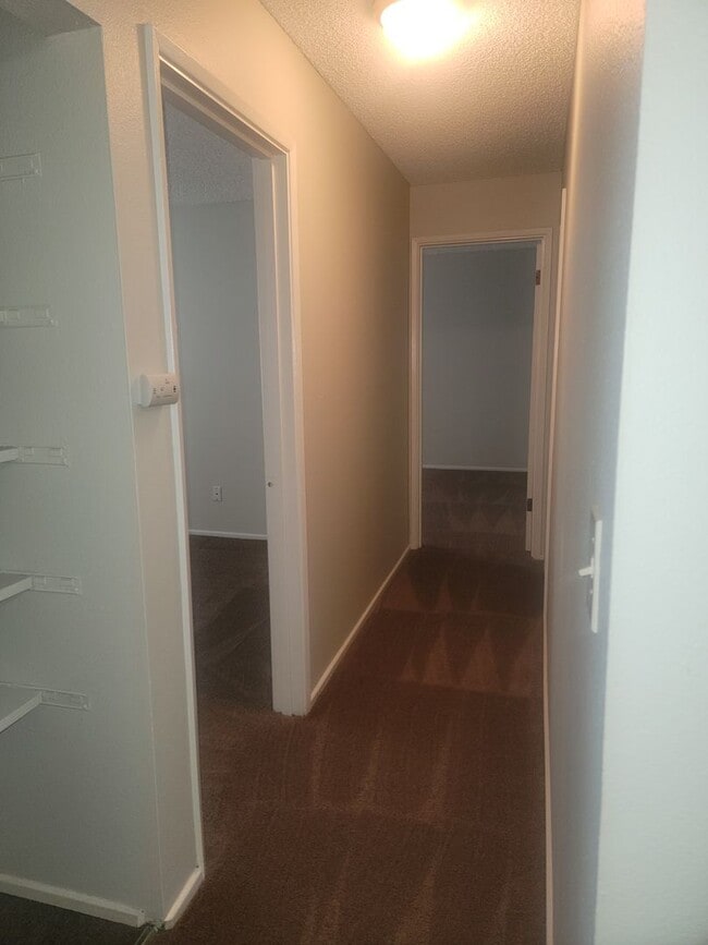 Building Photo - 2 Bedroom, North Tacoma, $1395 + $100 w/s/g = $1495.00, upper floor apartment