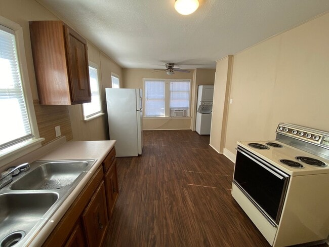 Building Photo - 466 Clinton-Unit 3