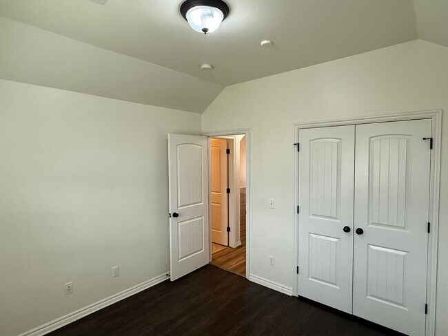 Building Photo - Inviting 3 Bed 2 Bath in Deer Creek Neighborhood