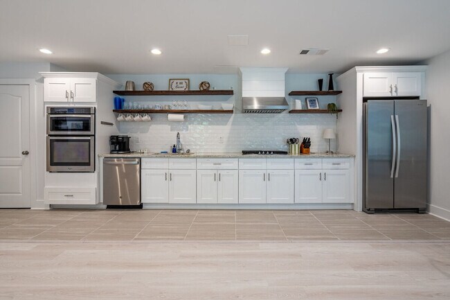 Building Photo - 2617 Caladium Dr NE