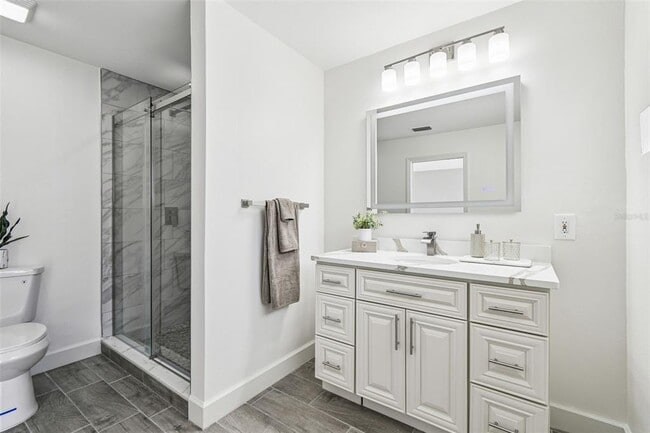 Building Photo - 2 S Treasure Dr