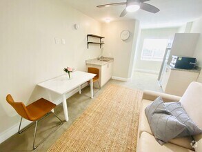 Building Photo - REMODELED STUDIO APARTMENT AVAILABLE IN TH...