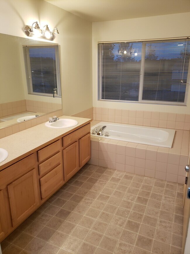 Building Photo - Gem Heights Spaciousness