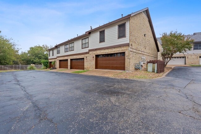 Building Photo - 10819 Crown Colony Dr