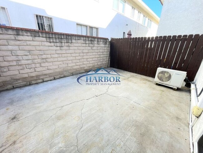 Building Photo - 677 W 39th St