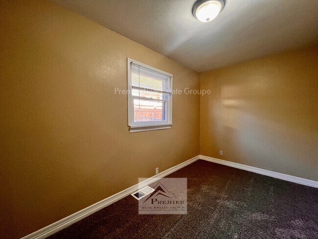 Building Photo - 218 W Ramona Ave