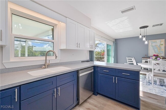 Building Photo - 2868 Sanibel Blvd