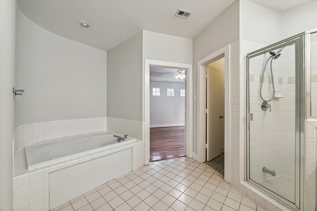 Building Photo - 9710 Riddlewood Ln