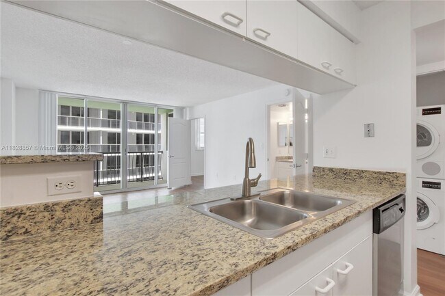 Building Photo - 1756 N Bayshore Dr