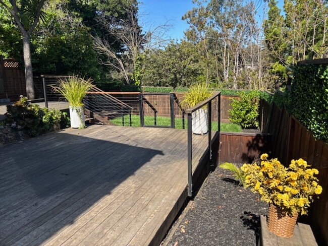 Building Photo - Fabulous Private Home Near Mills!