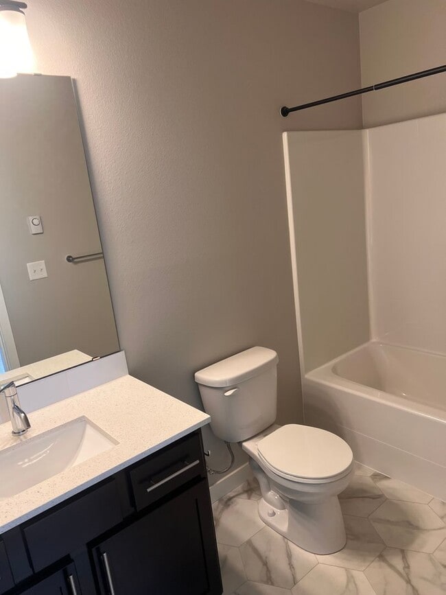 Building Photo - Modern 3-Bedroom Condo in the Heart of Lyn...