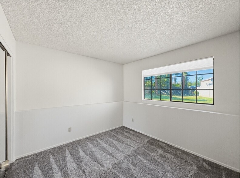 Building Photo - 921 W University Dr