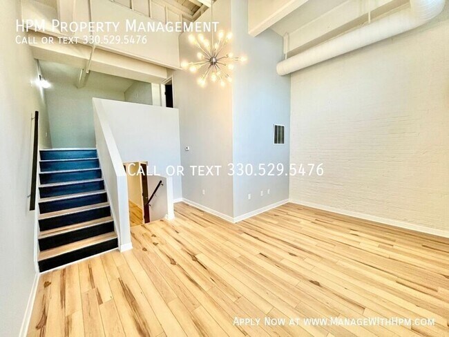 Building Photo - 1133 W 9th St