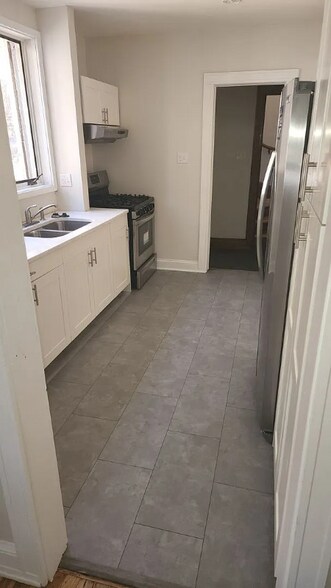 Building Photo - 2608 E Newport Ave