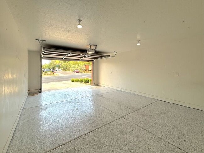 Building Photo - 4 bed, 2.5 bath duplex w/1 car garage