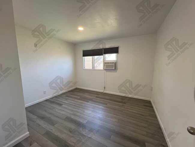 Building Photo - 2 Bedroom Unit, 1.5 baths with one assigne...
