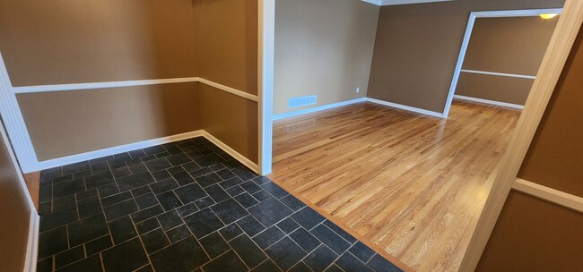 Building Photo - FRESH Paint!  Sprawling, Hurstbourne Ranch with Basement!  3 Bedrooms, 3 Full Baths, Hardwood Flo...