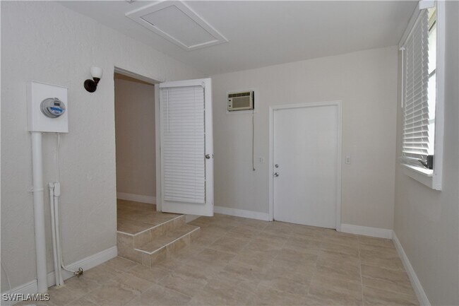 Building Photo - 3461 Lakeview Dr