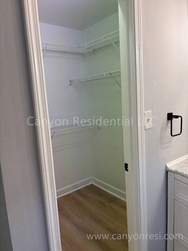 Building Photo - Stylish 3 Bed, 2 Bath Retreat: Modern Livi...