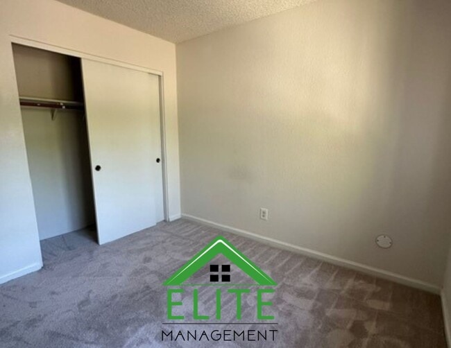 Building Photo - **2 Bed, 2 Bath Condo in Gated Community |...
