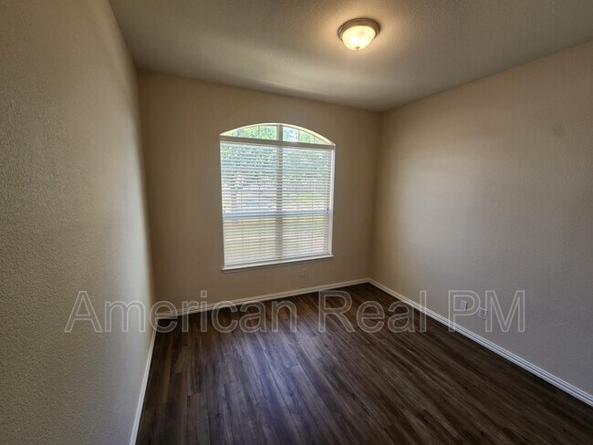 Building Photo - 2932 Oakshire St