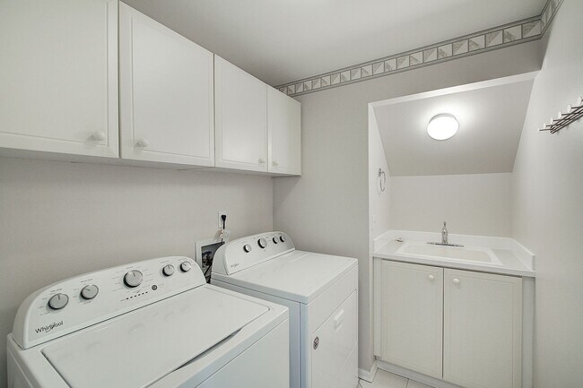 Building Photo - 4Bd/2.5Ba Sammamish Home