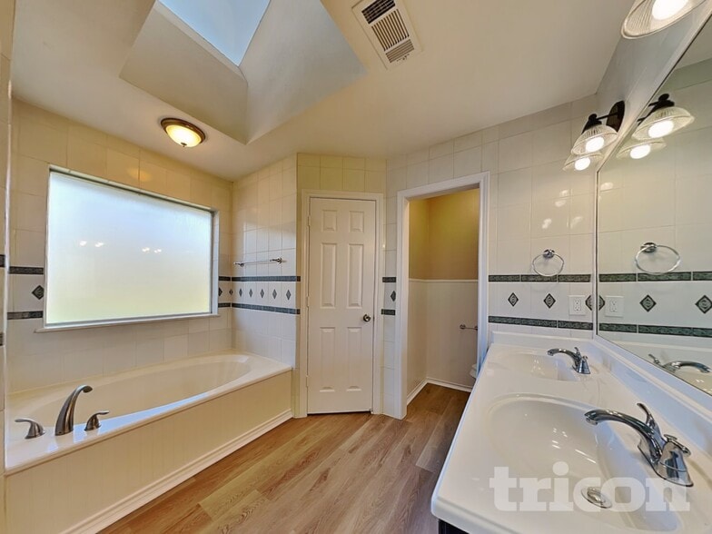 Building Photo - 2601 Trail Tree Ct