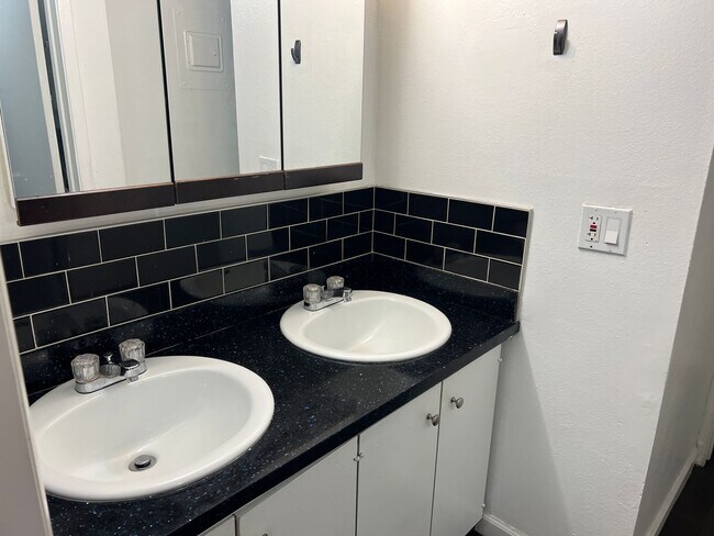 Building Photo - 68 E 200 S