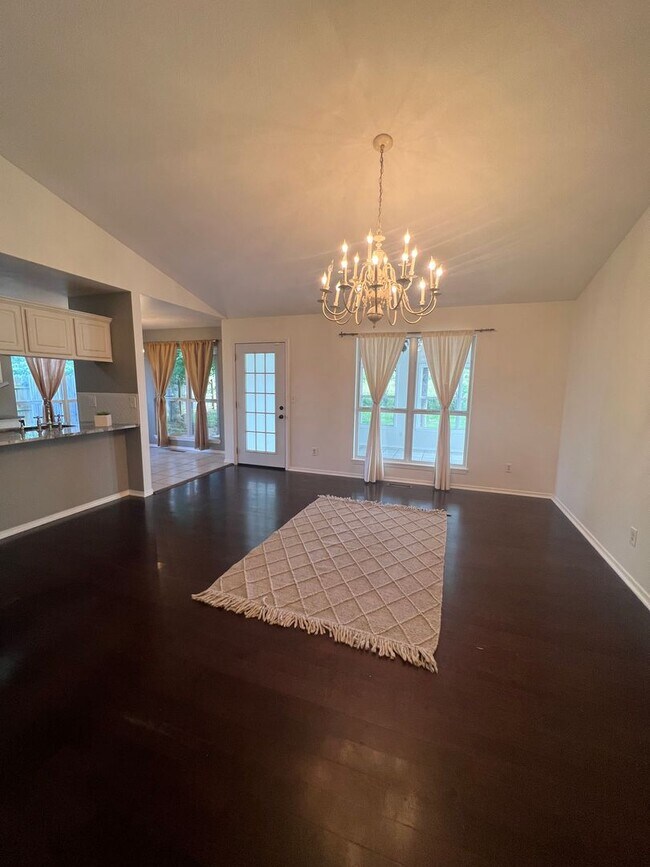 Building Photo - Adorable 3 Bedroom property with a sunroom...