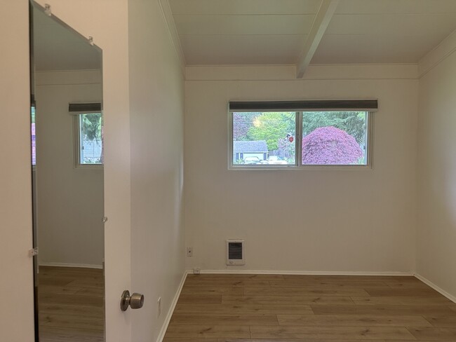 Building Photo - 18015 Sunnyside Ave N