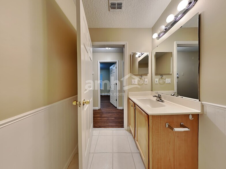 Building Photo - 2120 Pebble Creek Ln