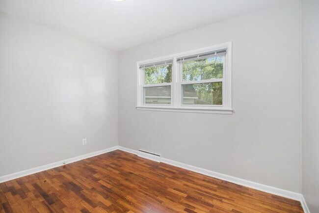 Building Photo - $300 of your move in before October! $1199- 2-bedroom duplex with spacious basement!