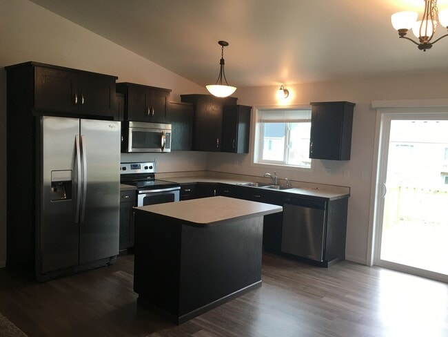 Building Photo - 3 Bed 2 Bath Twin Home