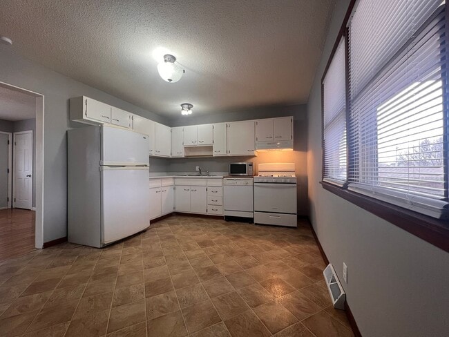 Building Photo - 3 bedroom 1.5 bath home located in the heart of Davenport! FOR RENT!