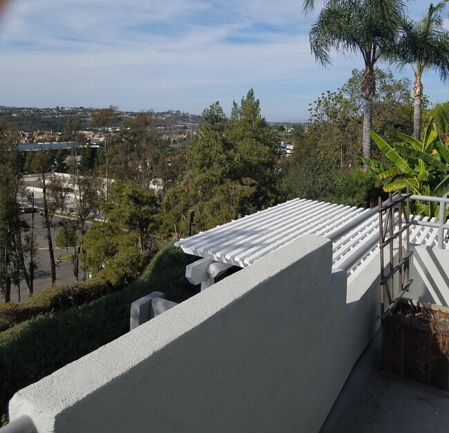 Building Photo - Gorgeous 2 bed 2 bath nestled in heart of Mission Viejo