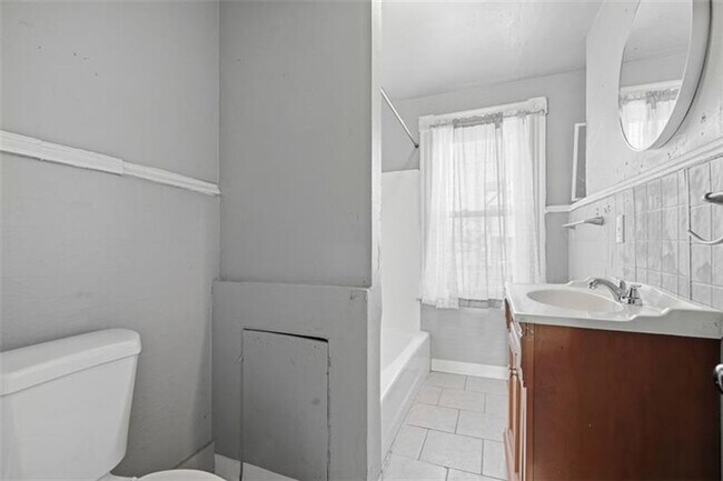 Building Photo - 5-bedroom, 1-bath home in East Pittsburgh