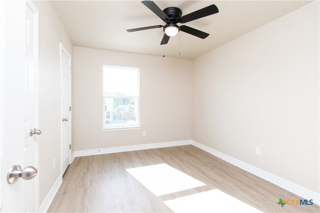 Building Photo - 806 Meadow Cir