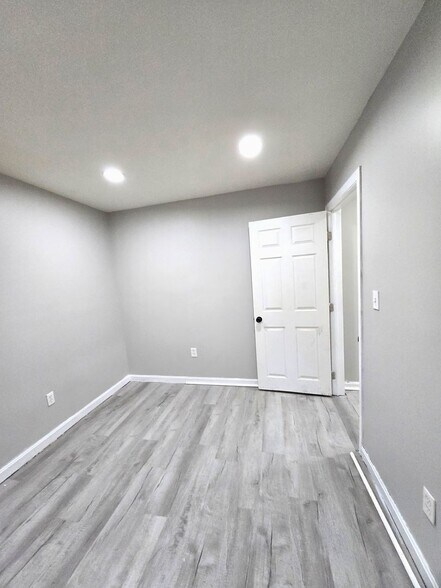 Building Photo - 457 Admiral St