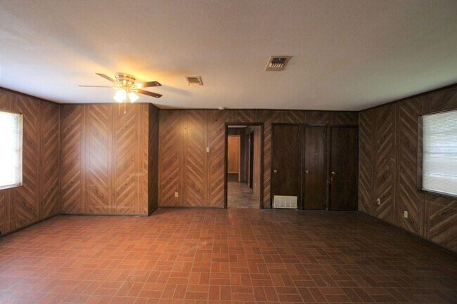 Building Photo - 1428 E Houston St