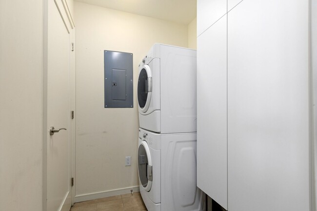 Building Photo - 10 Terminus Luxury 2 Bedroom Condo in Hear...