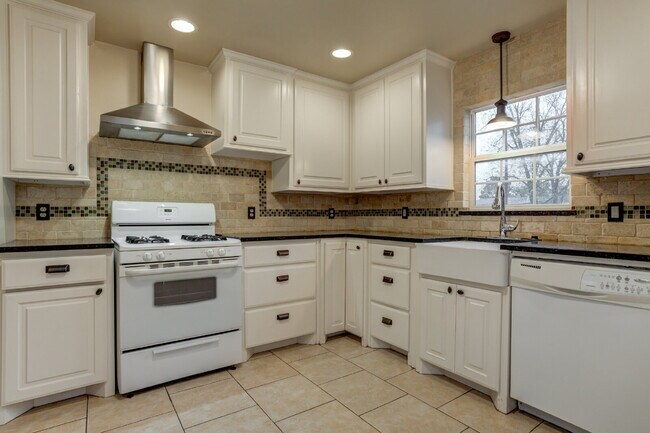 Building Photo - Wonderful 3/1 in the Medical District!