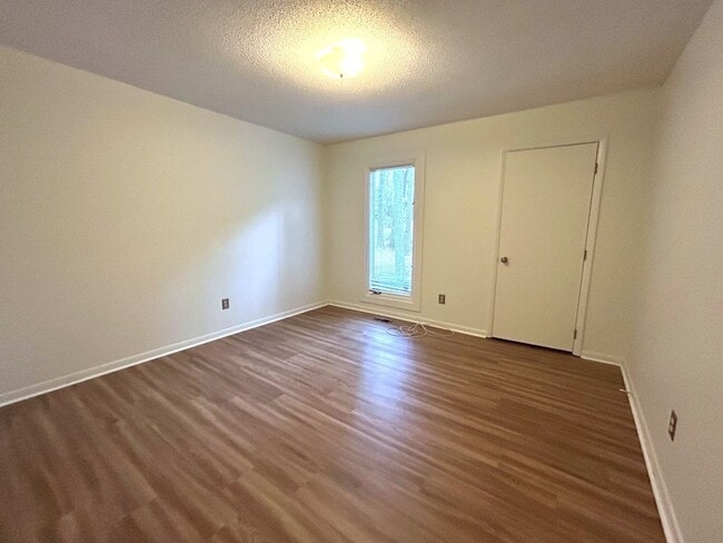 Building Photo - Free Rent Offer! Charming 3BD/2BA Ranch home in North Raleigh with fenced yard and quiet neighbor...