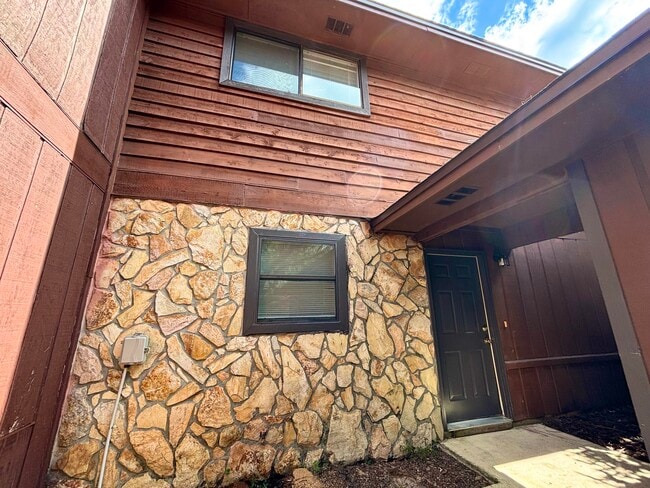 Building Photo - 32 7th Ave