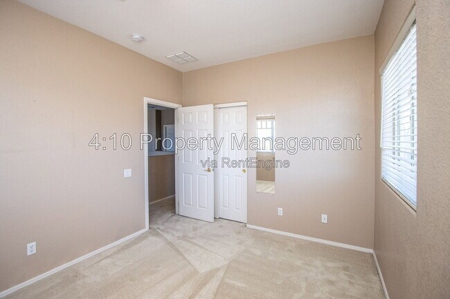 Building Photo - 951 E Bellerive Pl