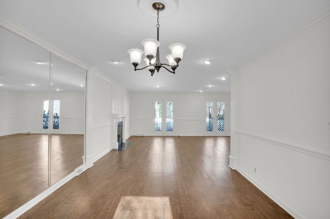 Building Photo - NOT YOUR AVERAGE 4 BEDROOM HOUSE!